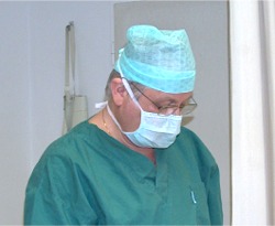 Dr. Kurt Batelka bei einem chirurgischen Eingriff Dr. Kurt Batelka bei einem chirurgischen Eingriff